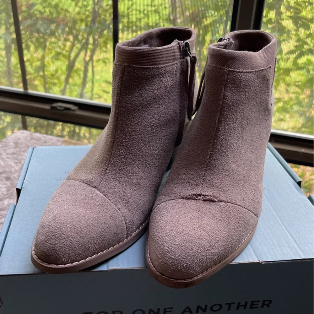 TOMS Loren Stacked Heel Ankle Booties in Taupe Grey Suede / Felt